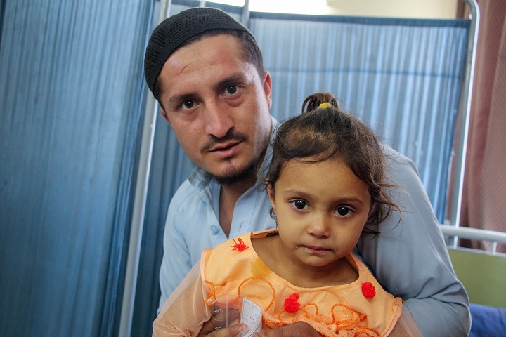 痛い注射をがまんして治療するアイーシャちゃん　© Nasir Ghafoor/MSF