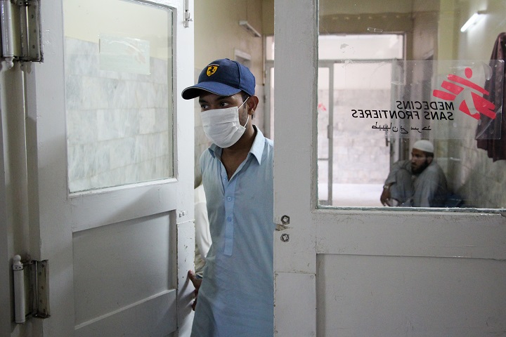 いつどこで感染したかわからない、というアスラムさん　© Nasir Ghafoor/MSF