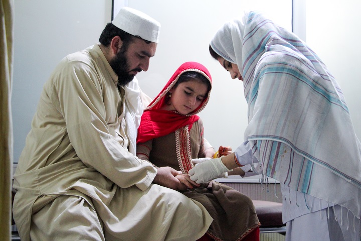 指を刺され治療に来たアフィアさんと父親　© Nasir Ghafoor/MSF