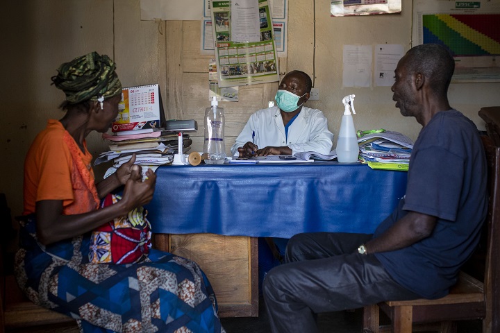 ベニの診療所で、エボラ以外の病気の治療も安心して受けられるよう支援する　© Pablo Garrigos/MSF