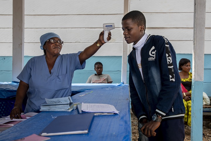 MSFは人びとが普段使っている地域の診療所をサポートし、エボラ拡大を防いでいる　© Pablo Garrigos/MSF