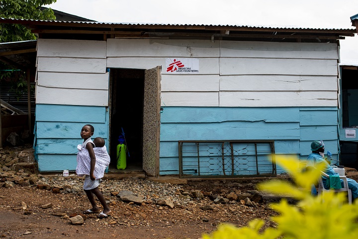 エボラに似た症状が出た患者が、地域診療所で適切に対応できるようにしていく　© Pablo Garrigos/MSF