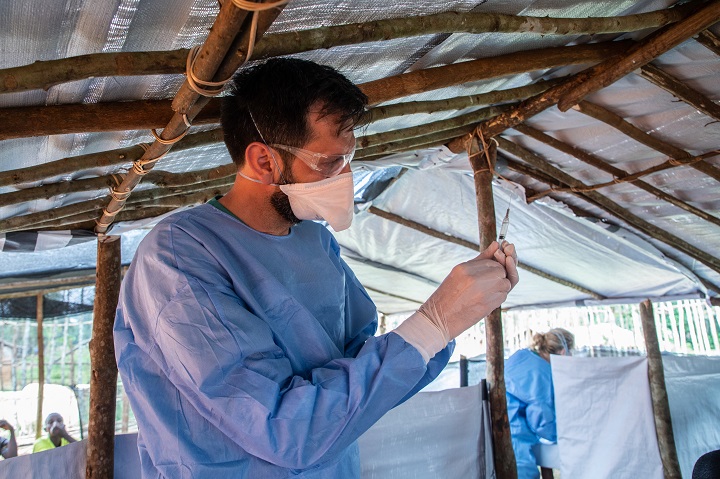エボラ対応にあたる医療従事者にワクチンを接種するようす　© Louise Annaud/MSF