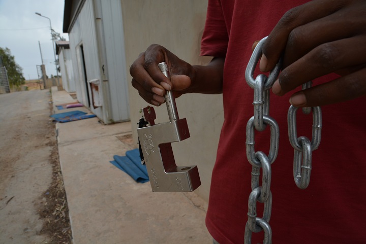 勾留者に渡された鎖と南京錠　© Jérôme Tubiana/MSF