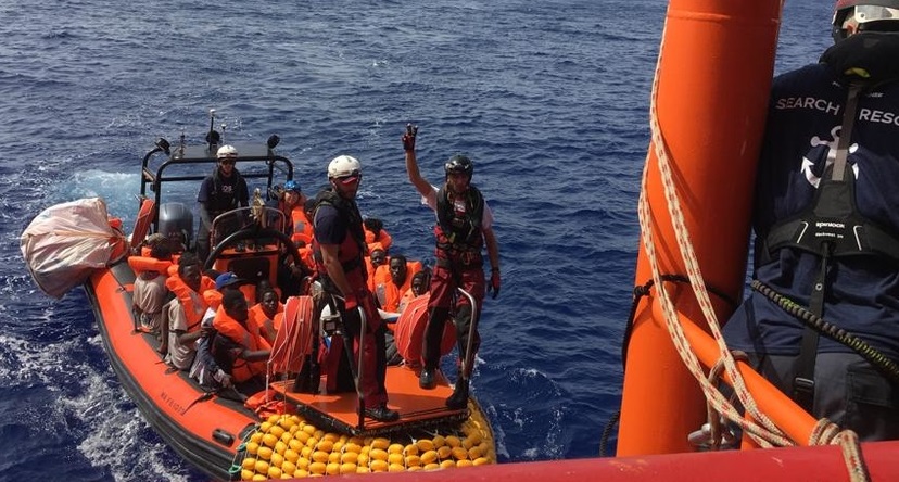 救助した人たちをボートに乗せオーシャン・バイキング号に向かう＝9日　Avra Fialas/SOS MEDITERRANEE