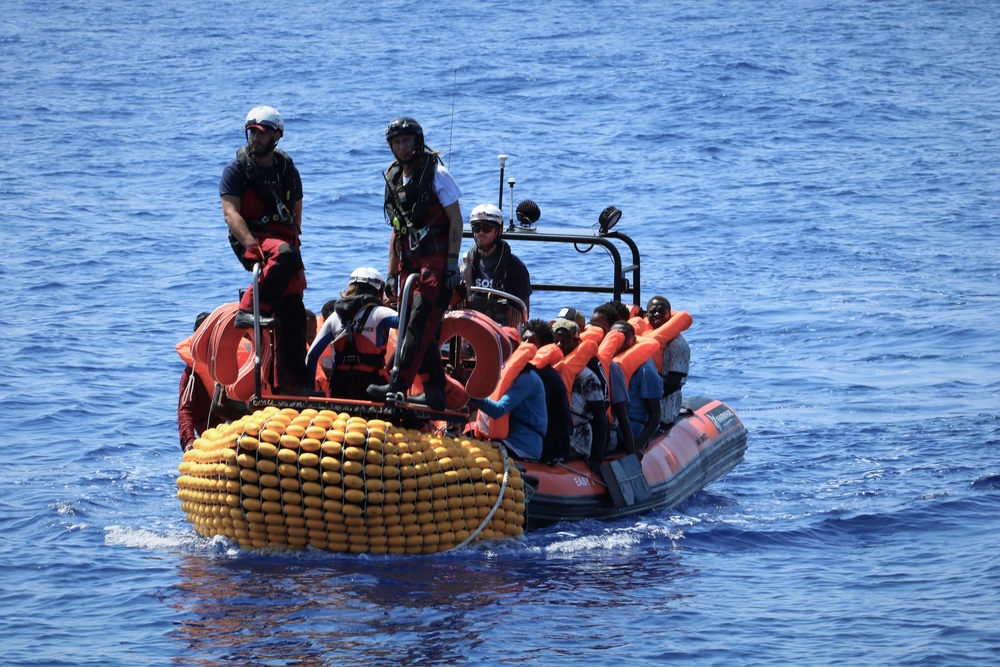SOSメディテラネのチームが救助した人たちをボートでオーシャン・バイキング号へ運ぶ＝11日　Hannah Wallace Bowman/MSF