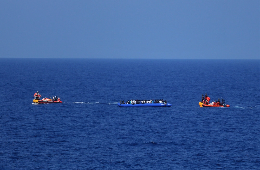 青いボートに乗った人たち＝11日　Hannah Wallace Bowman/MSF