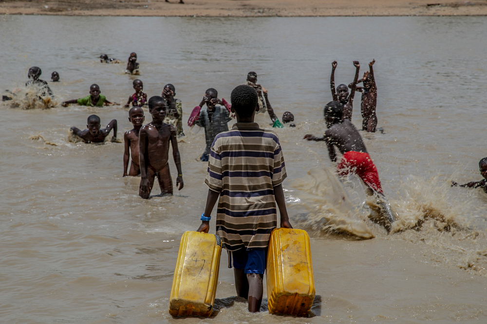 雨でできた川で遊ぶ子どもたち＝2018年、プルカ　©Igor Barbero/MSF