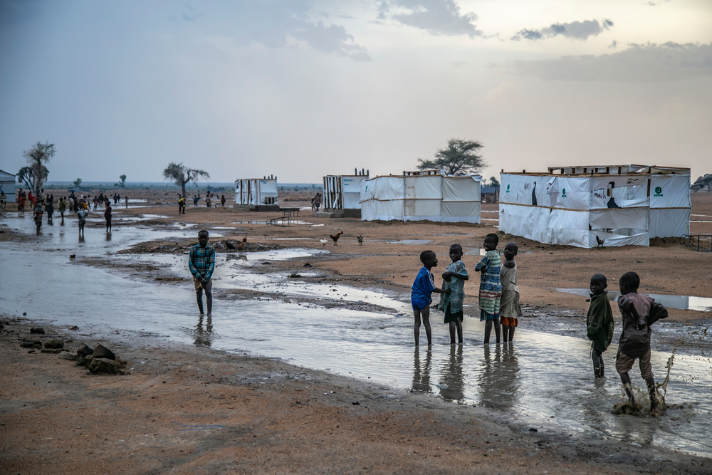 避難民キャンプ横に雨でできた川で遊ぶ子どもたち＝2018年、プルカ　©Igor Barbero/MSF