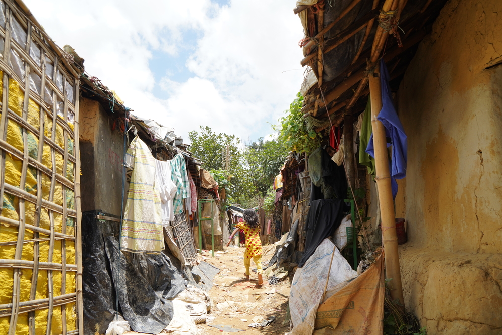 難民キャンプを走る女の子＝2019年6月、クトゥパロン＝バルカリ難民キャンプ　© Dalila Mahdawi/MSF