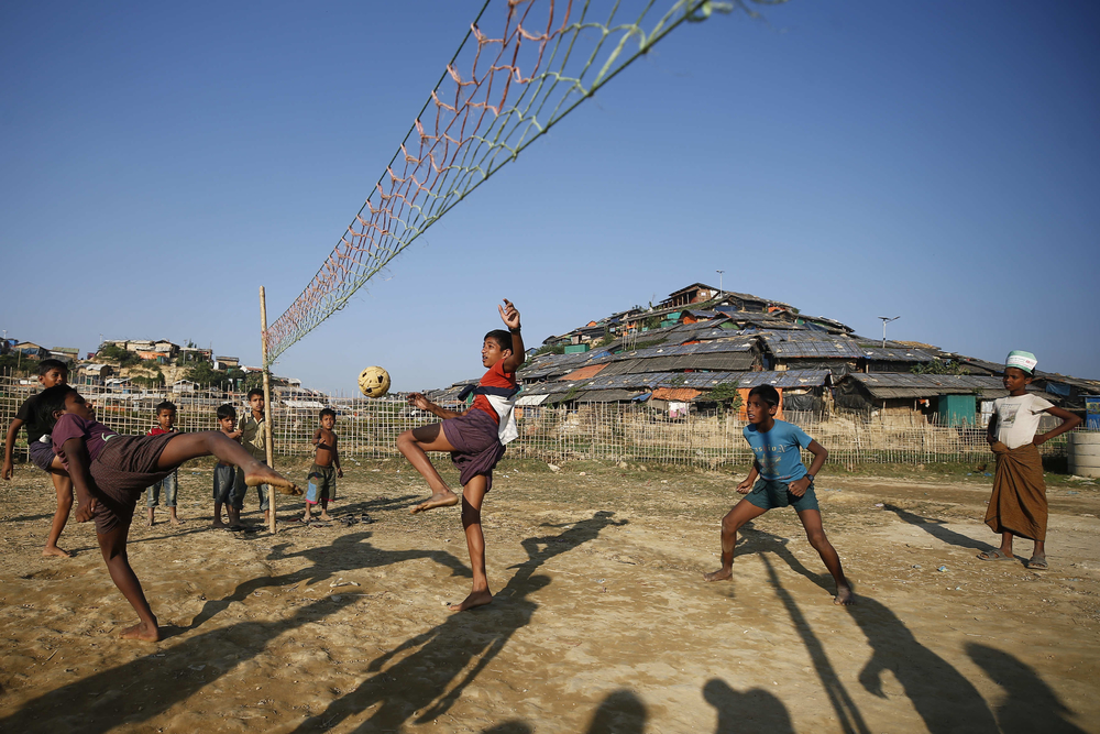 竹のボールを使って裸足で遊ぶ子どもたち＝2018年11月、クトゥパロン＝バルカリ難民キャンプ　©Vincenzo Livieri