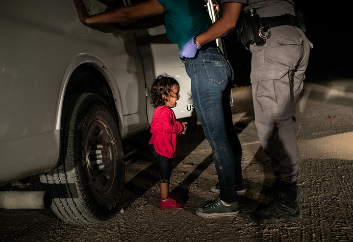 世界報道写真大賞　スポットニュースの部 単写真1位、ジョン・ムーア（米国、ゲッティイメージズ）撮影
2018年 6 月12日、メキシコとの国境沿いにある米国テキサス州マッカレンで、ホンジュラスからともに来た母親のサンドラ・サンチェスが国境監視員の取り調べを受けている間、泣き叫ぶヤネラ
