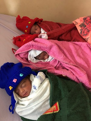 誕生した三つ子の赤ちゃん © Chie Kuranodan/MSF