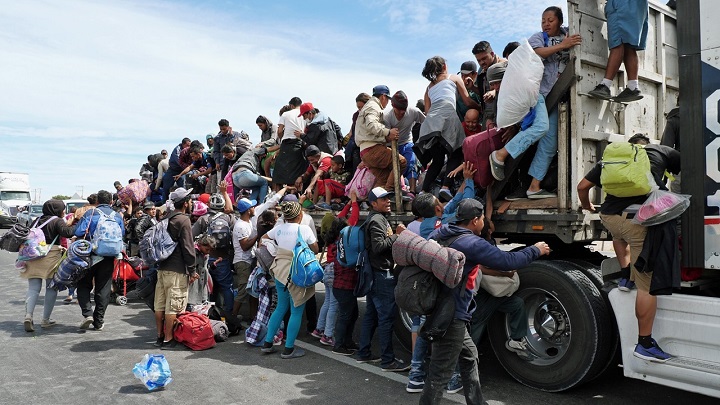 米国を目指して、トラックに乗り込む移民ら © Yusuke Murayama