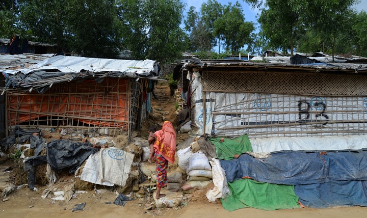 難民キャンプの仮設住居は、竹をビニールシートで覆われただけのもの © Mohammad Ghannam/MSF