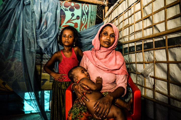 産まれたばかりの子どもを抱くムムタズ・ベガムさん(右) © Mohammad Ghannam/MSF