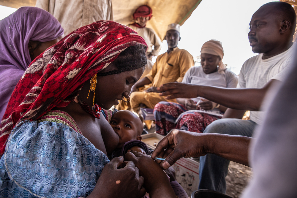 「予防接種というものを初めて見ました。生後18ヵ月の息子アルハジは初めて受けました」とザマ・ブラヒムさん（21）。予防接種キャンペーンでMSFはブラヒムさんが住む遊牧民の居住地を訪れた＝2019年4月、ジュナ郊外
