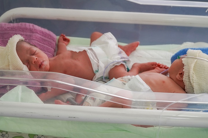 病院では病児や未熟児や病児への特別なケアも行っている　　© MSF/Maya Abu Ata 