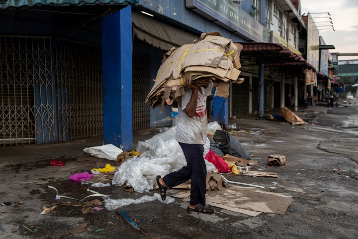 拾ったダンボールやプラスチックを売りに行くロヒンギャ難民 © Arnaud Finistre