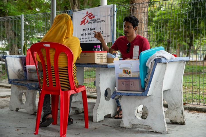 移動診療所を訪れるロヒンギャ難民  © Arnaud Finistre