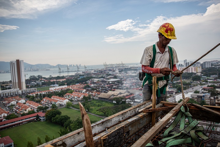 マレーシアの建設現場で働くロヒンギャ難民 © Arnaud Finistre