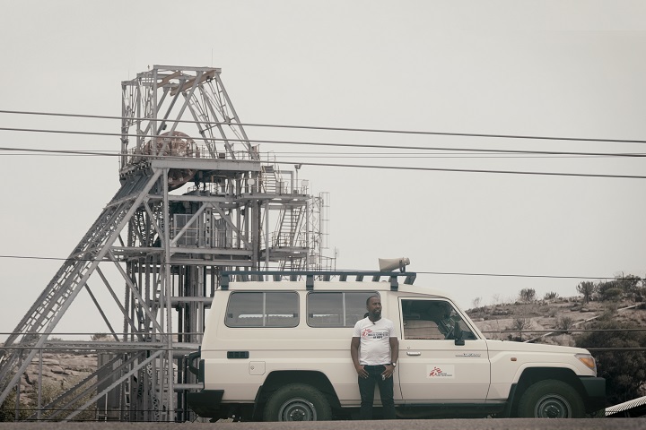 性暴力からの生還者を送迎する運転手　ⓒ Audrey Hulet/MSF