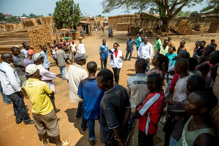 MSFの健康教育担当スタッフが大勢の人たちの前でグループ講座を開く © Evrard Ngendakumana