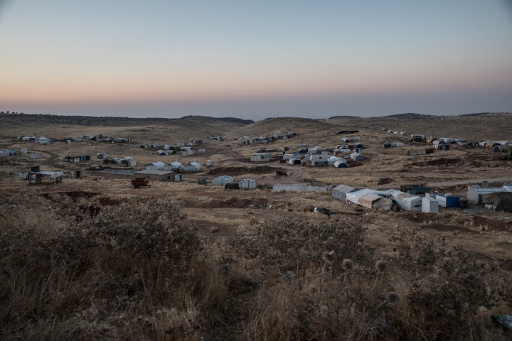 シンジャル山脈に広がる国内避難民キャンプ © Emilienne Malfatto
