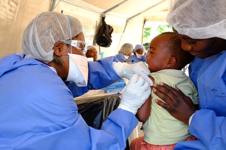 エボラワクチンの接種を受けるジュスタンちゃん　© Samuel Sieber/MSF
