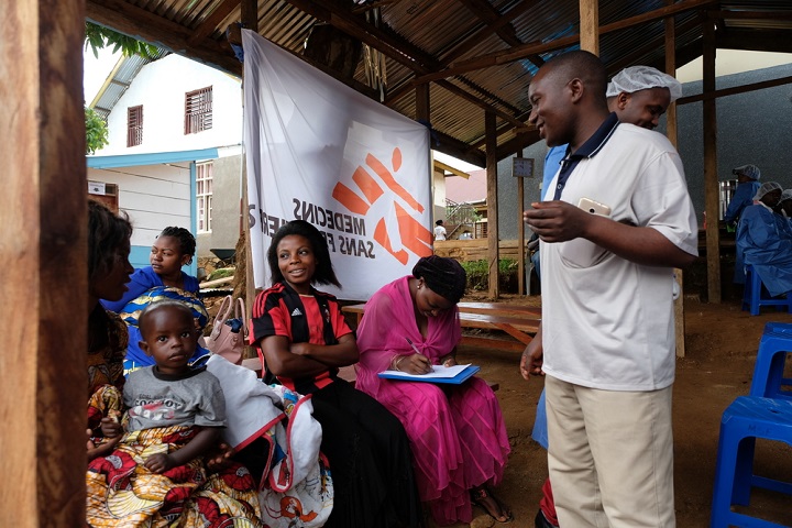 国のエボラ対策の広報スタッフがワクチンを待つ人びとの質問に答える。不安と誤解から接種に及び腰な人は多い。
© Samuel Sieber/MSF