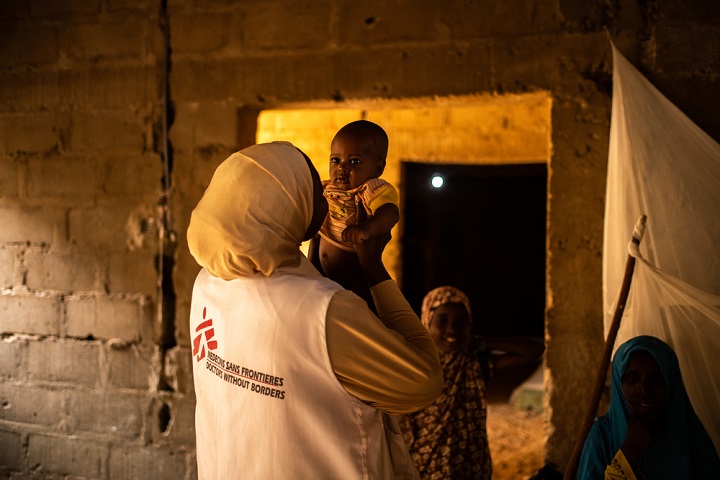 MSFの健康教育担当のスタッフも廃墟で避難生活を送る住民らを見回っている © Benedicte Kurzen/NOOR