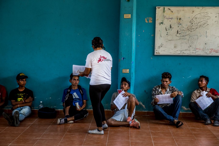 移民・難民のケアにあたるMSFスタッフ © Juan Carlos Tomasi