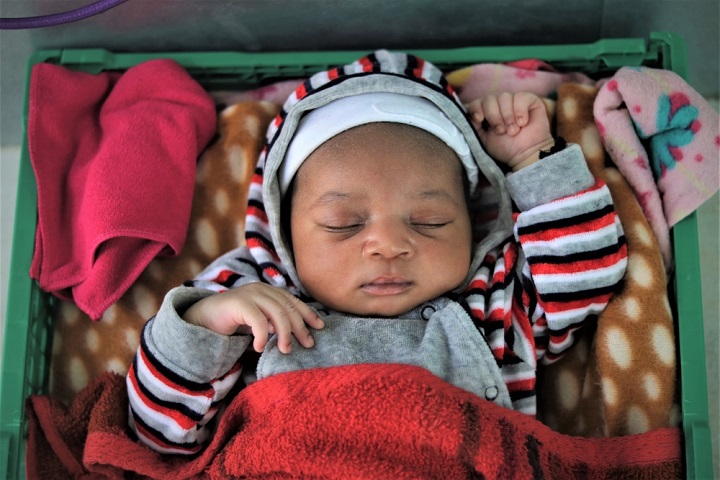 生後4日で救助された赤ちゃん　© Hannah Wallace Bowman/MSF