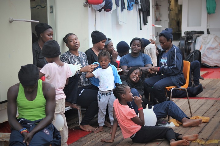 救助された人びと　保護者とはぐれた子どももいる　© Hannah Wallace Bowman/MSF