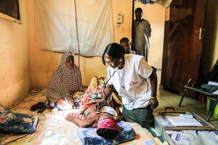 MSFの医師から診察を受ける乳がん患者のバンビさん © Mohammad Ghannam/MSF