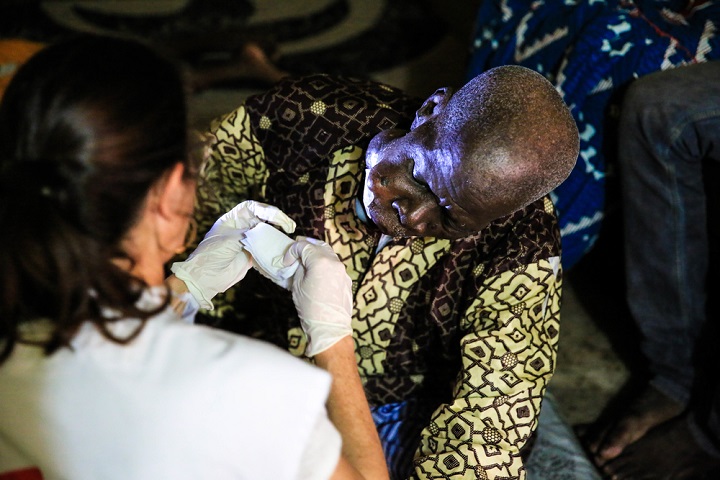 MSF看護師の訪問診療を受ける口腔がん患者のマーディさん © Mohammad Ghannam/MSF