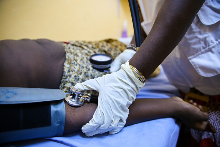 乳がん患者を診察するMSFの医師 © Mohammad Ghannam/MSF