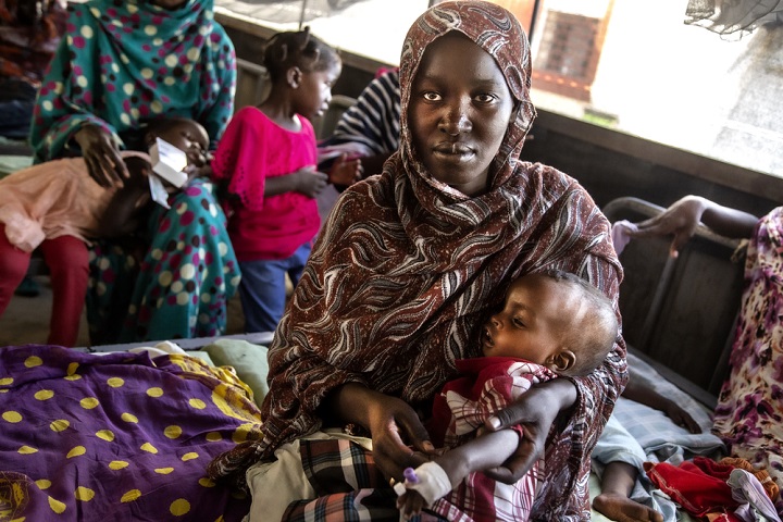 母親のフスナさんはエル・ファーシル育ちで、一家は落花生と雑穀を栽培している。　© Igor Barbero/MSF