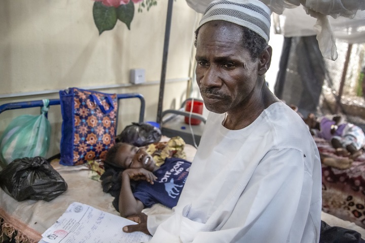 10人の子どもの一人であるタワキル君がマラリアを発症。一家は国内避難民キャンプで避難生活を送っている。　© Igor Barbero/MSF