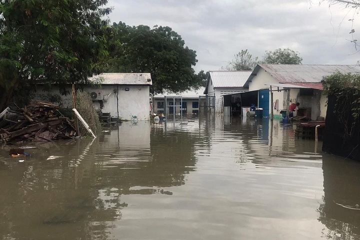 水に浸かったMSF病院 © MSF