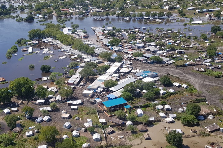 水没したビポールの市場 © MSF