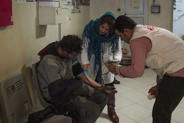 患者をケアするMSFスタッフ © MSF