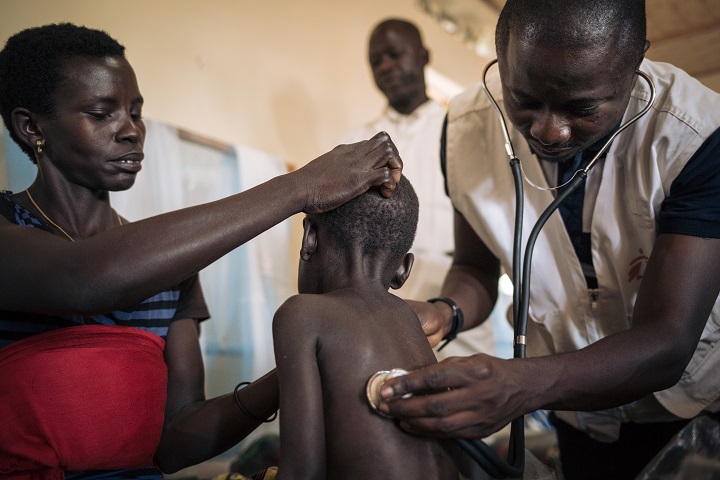 はしか患者の診察をするMSFの医師（右） © Alexis Huguet/MSF