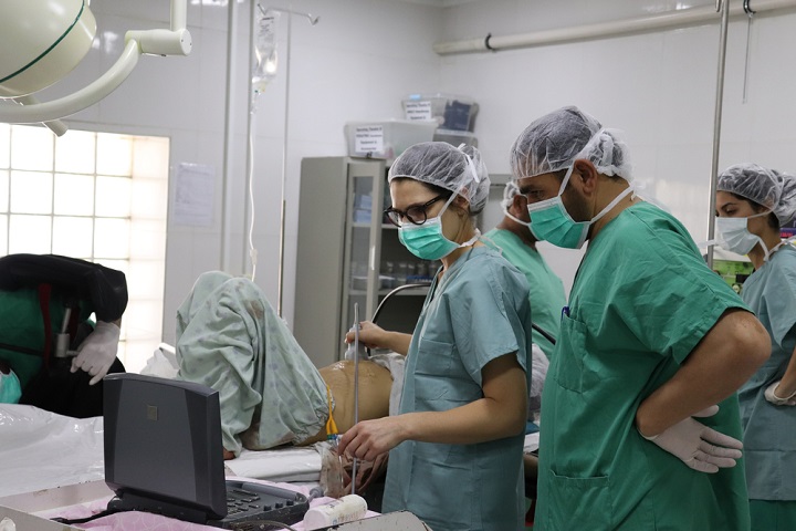 手術前の妊婦を診察するMSFの医師と看護師 © Elise Moulin/MSF