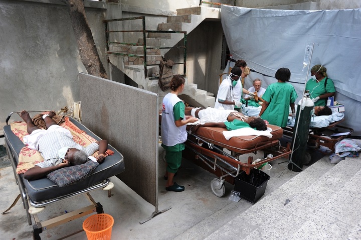 病院の外に作った仮設の手術室に多くの負傷者が運ばれる=2010年1月　© Julie Remy