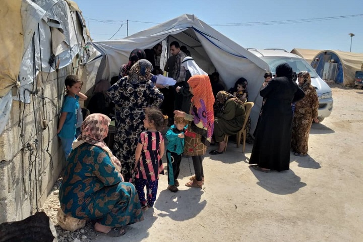 空爆から逃れてきた人びとに移動診療を提供（イドリブ県北部デルハッサン）＝2019年5月　© MSF