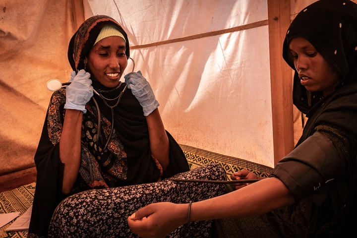 患者をケアするハムディ（左） © Susanne Doettling/MSF