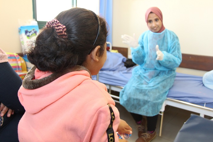 病室でMSFのスタッフと話すサルワさん（手前）　　© Candida Lobes/MSF