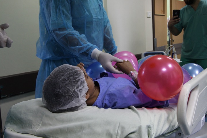 リラックスして手術室に入れるように、ベッドは風船で飾られた © Candida Lobes/MSF