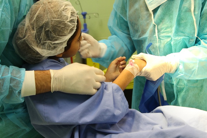 手術を受けるサルワさん　　© Candida Lobes/MSF
